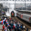 Жители Владивостока встречали поезд на платформе рядом с памятником паровозу — newsvl.ru