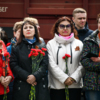 Жители города принесли цветы, чтобы возложить их к памятнику паровозу — newsvl.ru