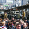 Поезд состоит из трёх платформ, гружённых бронетехникой и вооружением военных лет — newsvl.ru