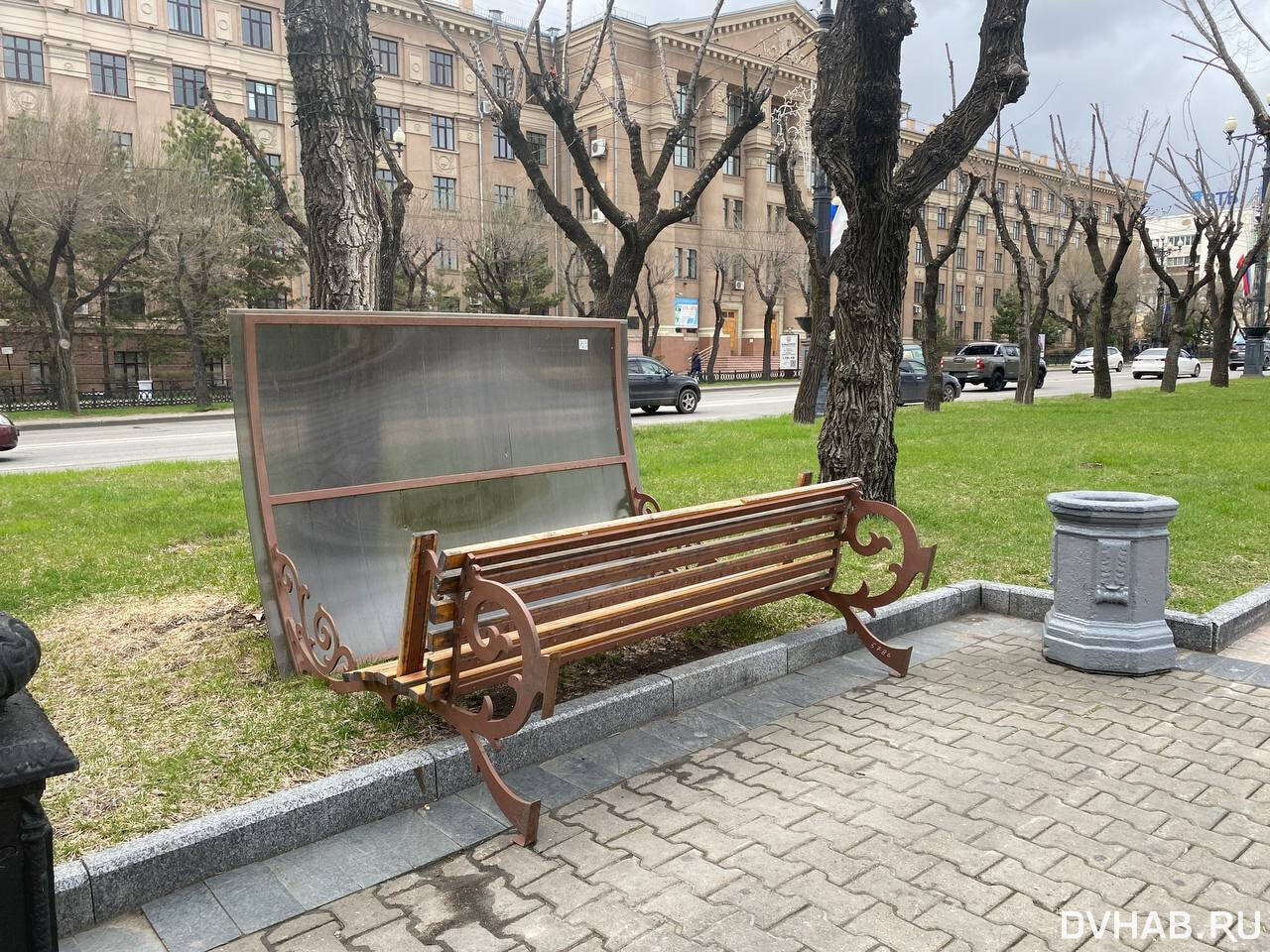 От сильного ветра упали скамейки на площади Ленина (ФОТО) — Новости  Хабаровска