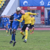 Футболисты борются за мяч — newsvl.ru