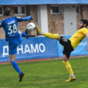 Игроки демонстрируют растяжку в борьбе за мяч — newsvl.ru