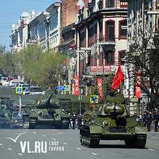Во Владивостоке прошла репетиция парада Победы с военными, техникой и зрителями 