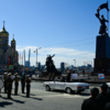 Командующий парадом приветствовал участников мероприятия, по традиции проезжая мимо них на белой «Волге» — newsvl.ru