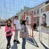 Прогуливающиеся по Арбату владивостокцы останавливаются, чтобы осмотреть выставку, кто-то задерживается у табличек — newsvl.ru