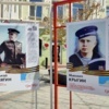 Узнать о героях больше можно, отсканировав QR-код в правом верхнем углу плаката — newsvl.ru