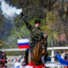 Наездники изобразили флаг России с помощью разноцветных дымовых шашек  — newsvl.ru