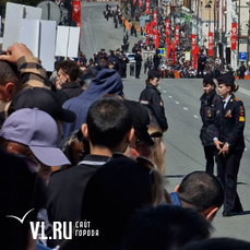 После парада и шествия в центре Владивостока толпы людей на тротуарах и в подземных переходах
