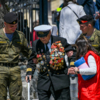 Ветеранам помогали добраться до столов с угощениями — newsvl.ru