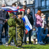 Многие дети гуляли в камуфляже с флагами в руках — newsvl.ru