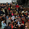 Зрители поднимались на ступени памятника, чтобы лучше можно было разглядеть парад — newsvl.ru