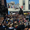 Возле памятника горожане старались занять лучшие места — newsvl.ru