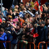 Зрители аплодировали, размахивали красными флажками и снимали парад на телефоны — newsvl.ru