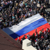 Люди развернули огромный триколор — newsvl.ru
