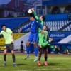 Баринов снимает мяч с головы Марата Тарэка — newsvl.ru