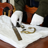 Таможенники передали в Музей Арсеньева серебряную монету, нагрудный знак и обломок драгунской шашки