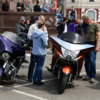 Прохожие с интересом рассматривают каждый мотоцикл — newsvl.ru