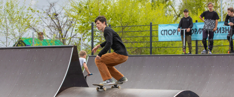 Салаватский скейт парк москва. Трюковая площадка для самоката. Скейт площадка коммунар. Скейт площадка коммунар. Площадка для роллеров.