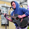 Музыкант со сцены исполнил лиричную песню во время саундчека — newsvl.ru