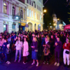 На пешеходной зоне собралось немало людей, желающих познакомиться с творчеством местных исполнителей — newsvl.ru