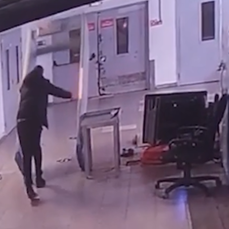 В аэропорту Владивостока пьяный дебошир разнёс досмотровое оборудование под объективом камеры (ВИДЕО)