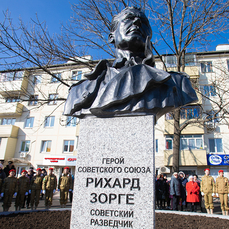 Подозреваемой в осквернении памятника Зорге во Владивостоке переквалифицировали дело на более тяжёлую статью