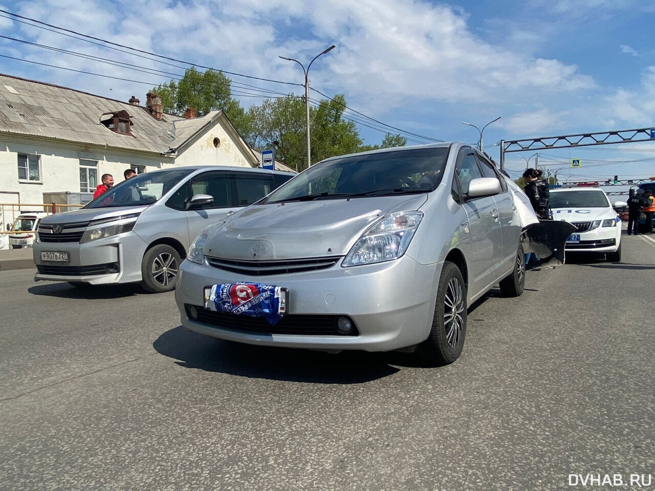 Вытряхнул пыль: дорожный уборщик протаранил Prius на Краснореченской (ФОТО)  — Новости Хабаровска