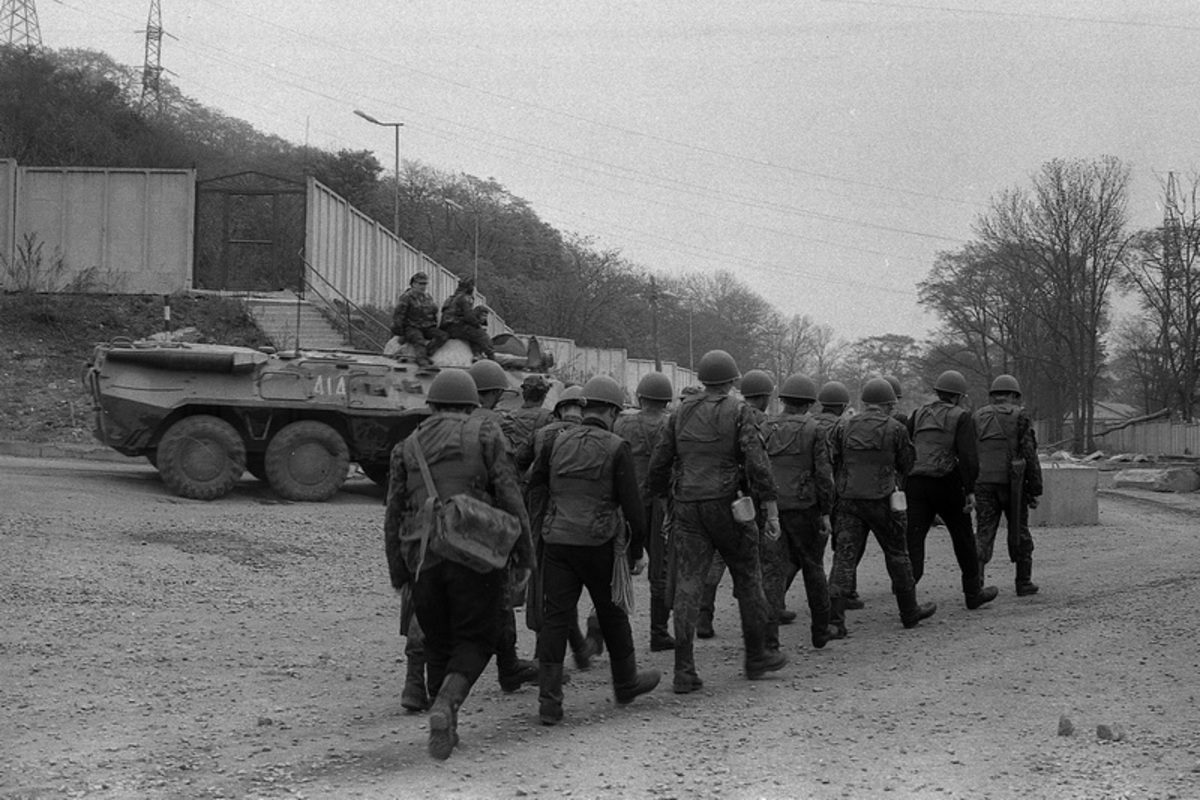 Фото 1992 года. Взрыв Арсенала во Владивостоке 1992. 2002 Взрыв Арсенала Владивосток.