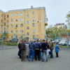 Собрание прошло на футбольном поле, расположенном прямо во дворе — newsvl.ru