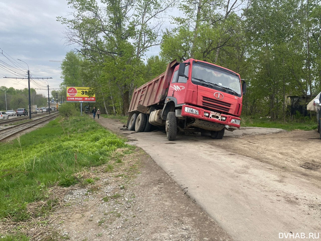 В ловушке: асфальт провалился под самосвалом с песком на Тихоокеанской  (ФОТО) — Новости Хабаровска