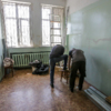 Это одно из двух мужских отделений на третьем этаже. Здесь в удалении от палат проводят небольшой ремонт — newsvl.ru