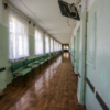 Пациенты сидят в палатах. А обычно здесь можно гулять и сидеть на скамьях, и, например, смотреть телевизор — newsvl.ru