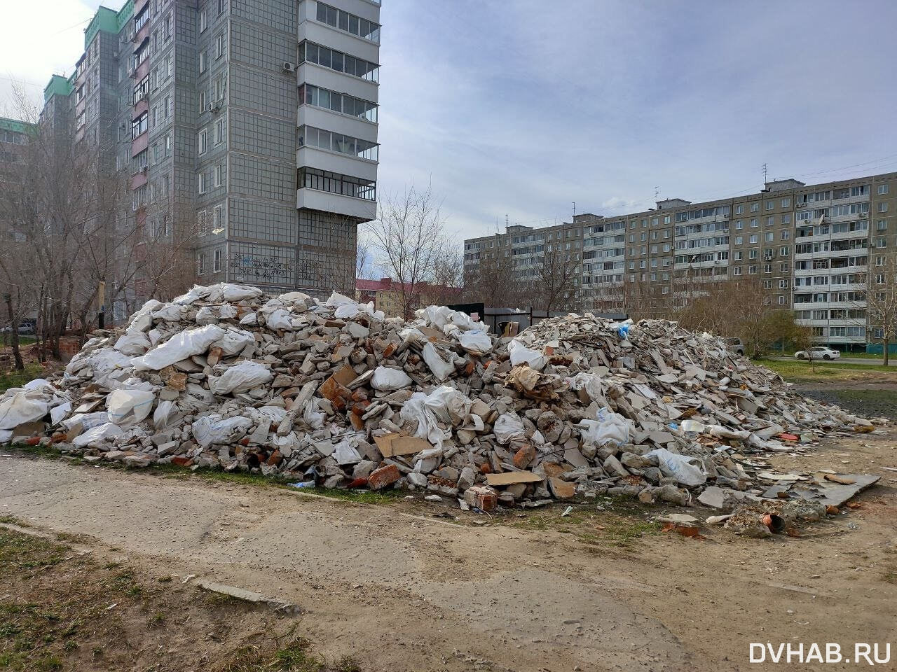 Горы строительного мусора выросли в одном из дворов Комсомольска (ФОТО) —  Новости Хабаровска