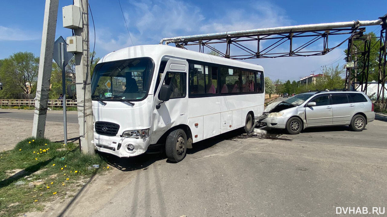 Опять тормоза: в опасное ДТП попала в Тополево местная маршрутка (ФОТО) —  Новости Хабаровска