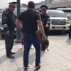 В центре Владивостока двое мужчин устроили разборку с сапёрной лопатой и автоматом Томпсона (ВИДЕО)