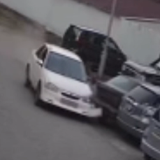 В Дальнегорске пьяный водитель разбил припаркованные авто и ограждение у парикмахерской (ВИДЕО)