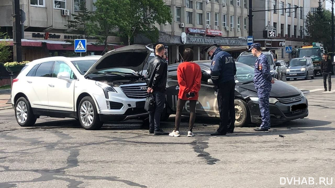 Cadillac столкнулся с такси в центре Хабаровска (ФОТО)