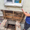 Жители показывают, как вода просачивается в подвал — newsvl.ru