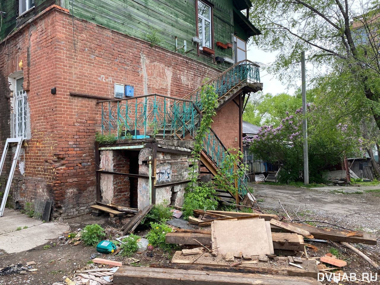 Придется прыгать: в жилом доме снесли единственную лестницу на второй этаж  (ФОТО) — Новости Хабаровска