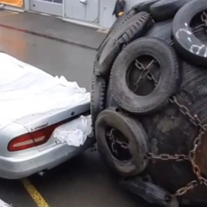 На Днепровской швартовый кранец упал с грузовика и раздавил Mitsubishi Galant 