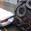 На Днепровской швартовый кранец упал с грузовика и раздавил Mitsubishi Galant (ФОТО; ВИДЕО)