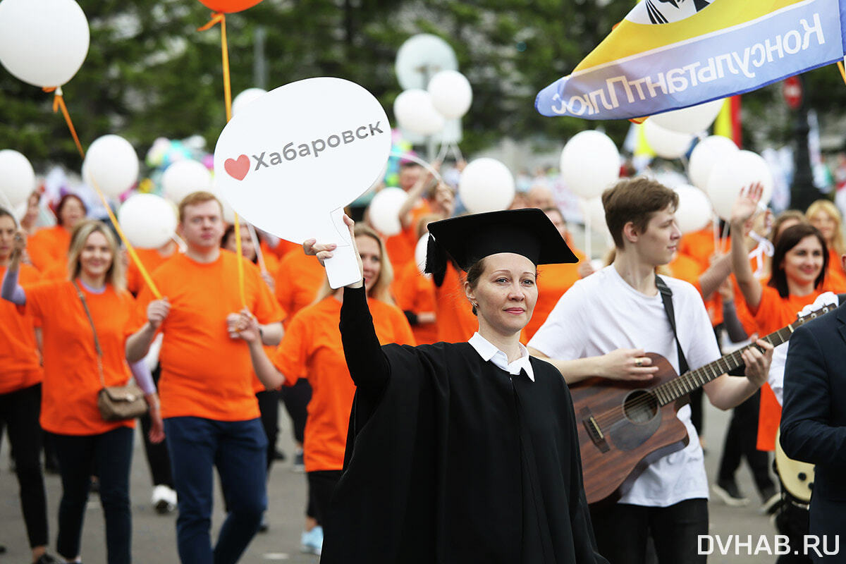 День города хабаровске 2024. Шествие на день города. Шествие день города Хабаровск. Праздничное шествие на день города. Шествие на день города библиотека.