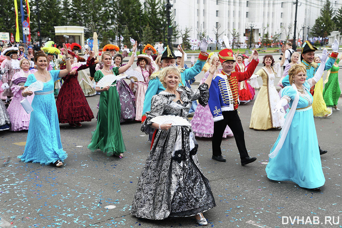 День города хабаровске 2024. Шествие на день города. Шествие день города Хабаровск. Шествие день города костюмы. Иркутск шествие на день города 2010.