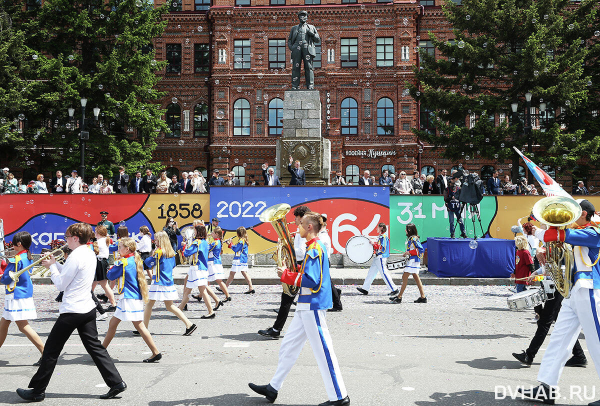 Хабаровск день 3. День города Хабаровск. Массовые праздники Хабаровск. Хабаровск лето площадь Ленина люди гуляют. Когда день города Хабаровска август.