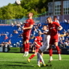 Игроки «Саранска» пытаются принять мяч головой — newsvl.ru