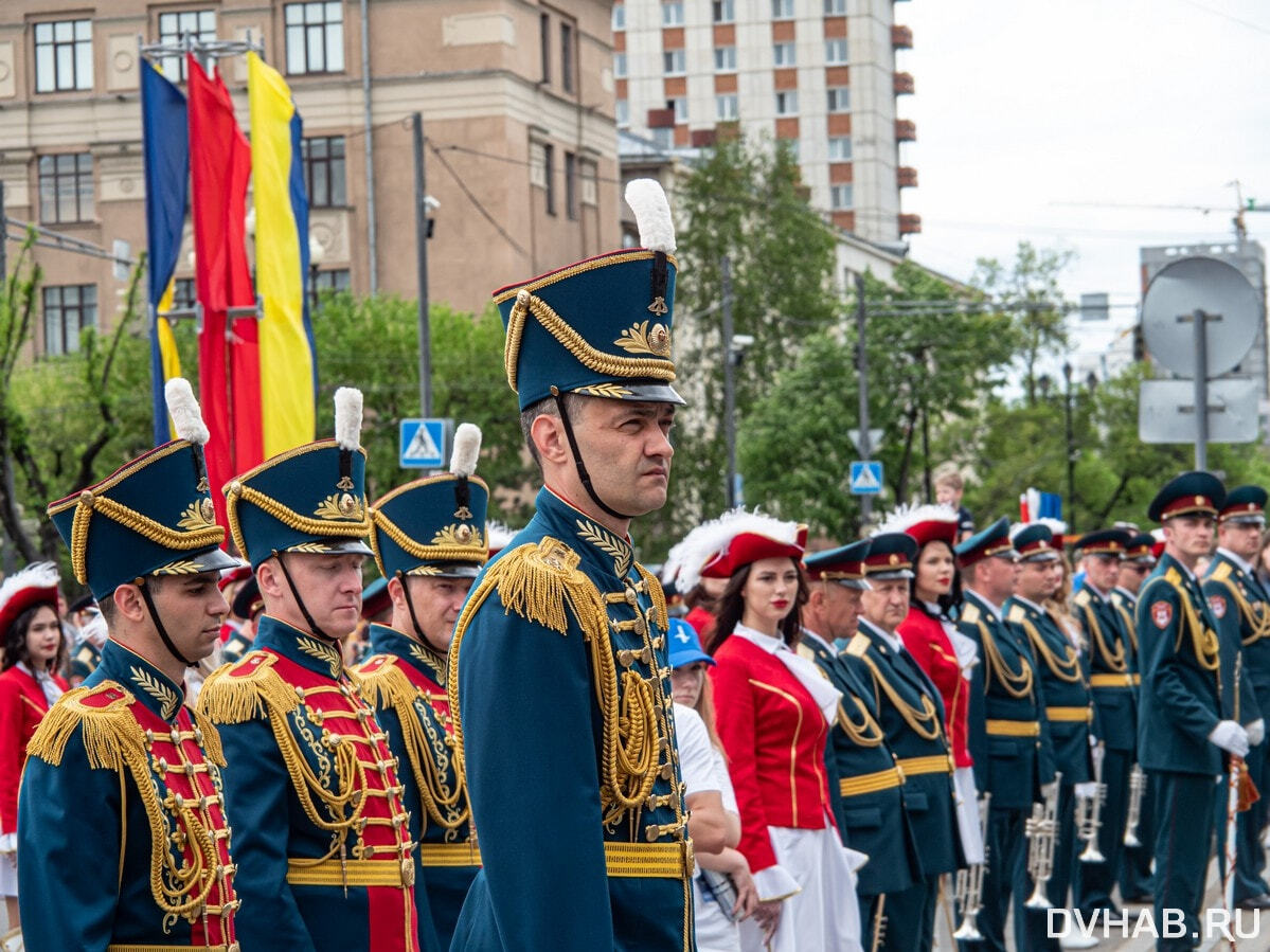 Марш-парадом участников фестиваля завершились 