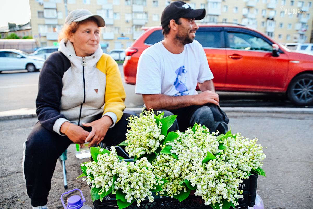 Рынок пионе. Пионы Владивосток. Девушка продает Ландыши на рынке. Ландыши которым торгуют в Кисловодске.