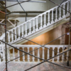 Перила лестницы зачищали почти вручную — newsvl.ru