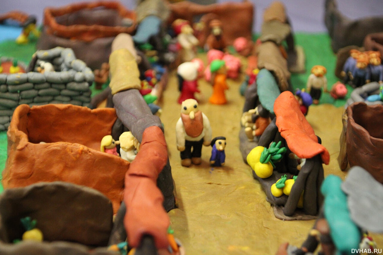 пластилиновый деревушка. пейзаж из пластилина. хелло китти пластилиновая деревушка tiji. картины из пластилина на картоне. пластилиновый деревушка.