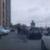 Конфликт на парковке. Фото жителей ЖК, сделано примерно в 20:30 — newsvl.ru